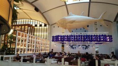 Barcelona, İspanya - 25 Eylül 2016: müşteriler El Nacional restoranda yemek.