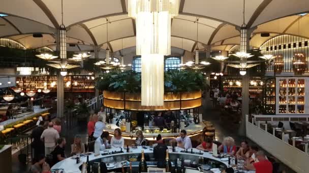 Barcelona, Spain - 25 September 2016 : Customers eat in El Nacional restaurant. — Stockvideo