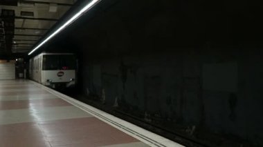 Barcelona, İspanya - 25 Eylül 2016: platform yaklaşan metro Fenerbahçe.