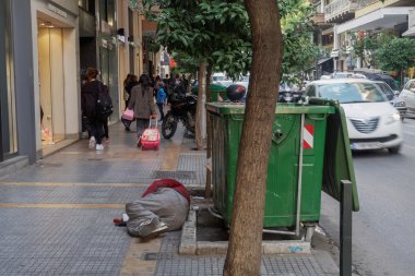Thessaloniki, Yunanistan - 24 Ekim 2016: dilenci tarafından yoğun bir merkezi cadde yalan.