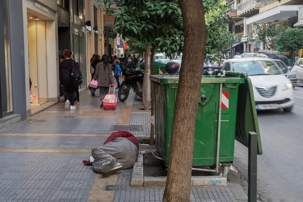 Thessaloniki, Griechenland - 24. Oktober 2016: Bettler liegt an einer belebten zentralen Straße. — Stockfoto