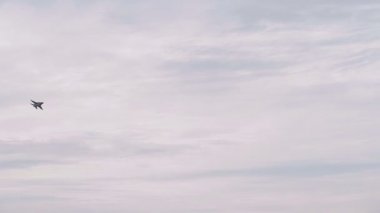 Yunan Hava Kuvvetleri F 16c savaş uçağı uçuş.