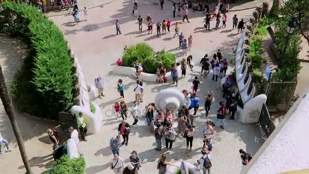 巴塞罗那的奎尔公园入口游客. — 图库视频影像