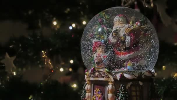 Karácsonyi snow globe labda. — Stock videók