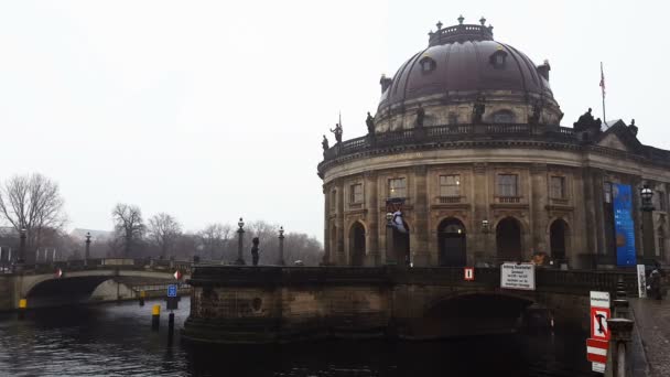 Berlim, Alemanha - 18 de dezembro de 2016: A fachada do Museu do Bode . — Vídeo de Stock