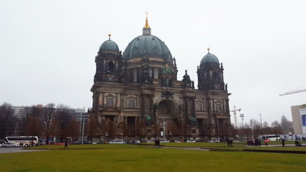 Berlin, Germany - December 18 2016: Berliner Dom. — ストック動画