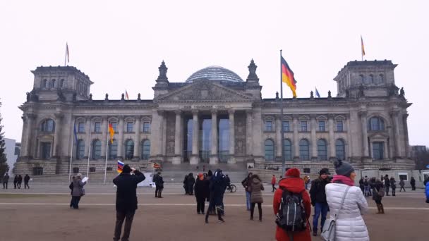 Βερολίνο, Γερμανία - 17 Δεκεμβρίου 2016: Το Ράιχσταγκ πρόσοψη. — Αρχείο Βίντεο