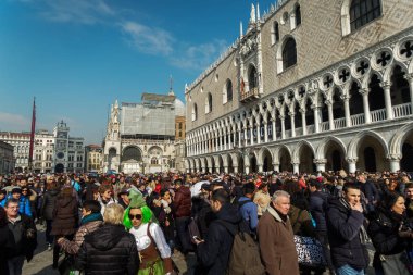 Venice, İtalya - 19 Şubat 2017: Venedik Karnavalı için toplanan kalabalık.