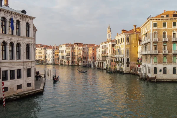 Veneza, Itália vista do Grande Canal com gôndolas . — Fotografia de Stock