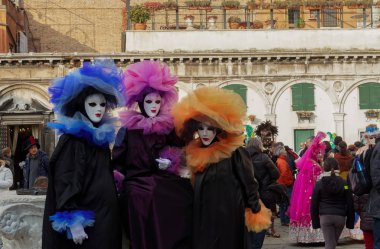 Venice, İtalya - 19 Şubat 2017: Karnaval maskesi ve kostüm pozlar.