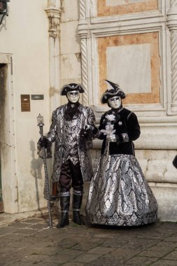 Venice, İtalya - 19 Şubat 2017: Karnaval maskesi ve kostüm pozlar.