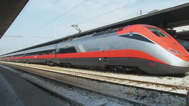 VENECIA, ITALIA - 19 DE FEBRERO DE 2017: Trenitalia Frecciarossa tren de alta velocidad . — Vídeos de Stock