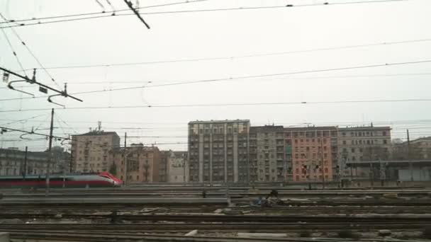 MILANO, ITALIA - 19 DE FEBRERO DE 2017:: Ferrocarriles eléctricos con postes y cables eléctricos . — Vídeos de Stock