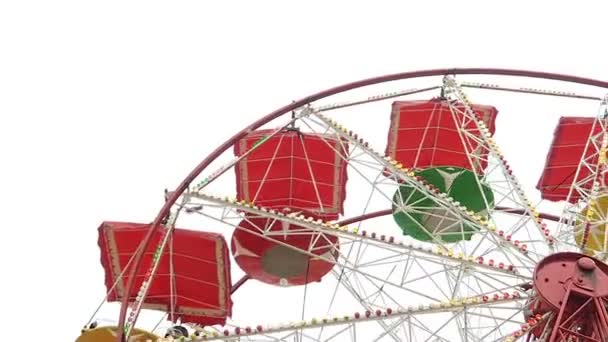 Ferris wheel with multicolored cabins turning in amusement park. — Stock Video