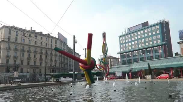 Milan, Olaszország - február 18 2017: Cadorna train station square tű szobor. — Stock videók