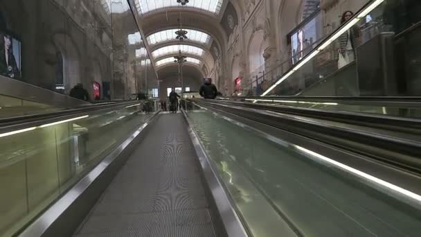 Μιλάνο, Ιταλία - Φεβρουάριος 17 2017: Milano κεντρικός σιδηροδρομικός σταθμός του μετρό κυλιόμενες σκάλες. — Αρχείο Βίντεο