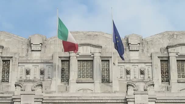 Bandera italiana y bandera de la Unión Europea ondeando . — Vídeo de stock