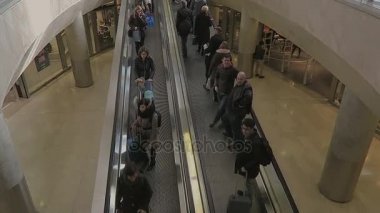 Milan, İtalya - 17 Şubat 2017: Milano Merkez Tren İstasyonu'na metro yürüyen merdiven.