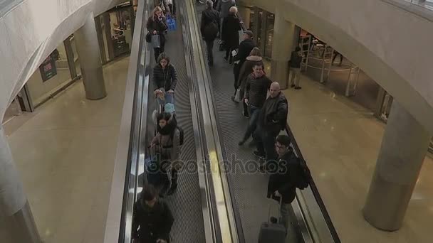 意大利米兰-2017 年 2 月 17 日︰ 米兰中央铁路站地铁扶梯. — 图库视频影像