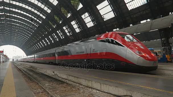 MILÁN, ITALIA - 17 DE FEBRERO DE 2017: Trenitalia Frecciarossa tren de alta velocidad — Vídeos de Stock