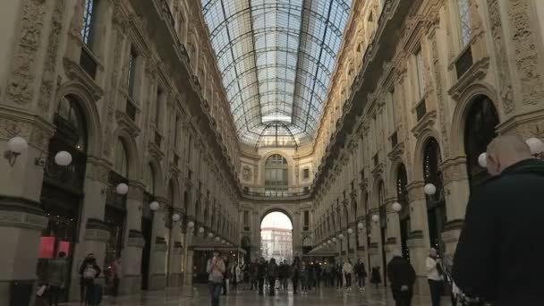 Mediolan, Włochy - 17 lutego 2017: Wewnątrz Galleria Vittorio Emanuele Ii. — Wideo stockowe