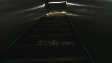 Metro metro yürüyen merdiven çıkış kapıları doğru oluyor..