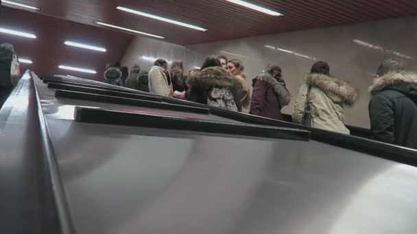 Milan, İtalya - 18 Şubat 2017: metro yürüyen merdiven çıkmayı Commuters. — Stok video