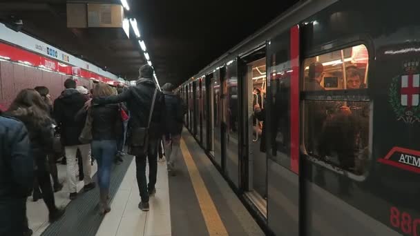 MILANO, ITALIA - 18 FEBBRAIO 2017: Metro Coach in piattaforma con passeggeri . — Video Stock