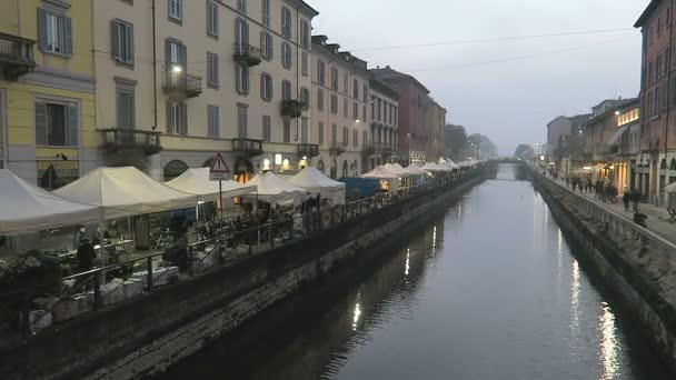 Milano, Italien - februari 18 2017: Naviglio Grande loppmarknad vid floden området. — Stockvideo