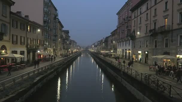 Milan, İtalya - 18 Şubat 2017: Naviglio Grande nehir alan. — Stok video