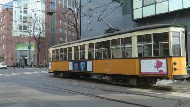 MILAN, ITALIEN - FEBRUAR 17 2017: Gammel sporvogn på Milanos gader . – Stock-video