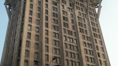 Milan, İtalya - 18 Şubat 2017: Torre Velasca ikonik gökdelen zemin görünümü.
