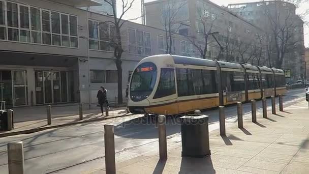 MILÁN, ITALIA - 17 DE FEBRERO DE 2017: Nuevo tranvía en las calles de Milán . — Vídeos de Stock