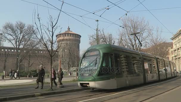 Milan, Italië - 18 februari 2017: Moderne tram op de straten van Milano. — Stockvideo