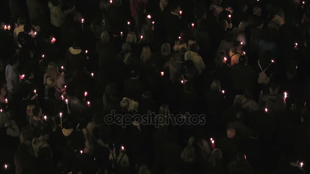 Thessaloniki, Yunanistan - 14 Nisan 2017: geceleri mum tutan toplanan kalabalık. — Stok video