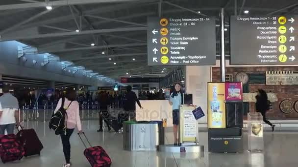 Controllo aeroporto di Larnaca nell'area del terminal dei gate . — Video Stock