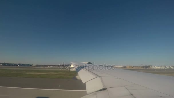 New York, Verenigde Staten - April 18 2017: Vliegtuigen op de startbaan vertrekken vanaf Jfk airport. — Stockvideo