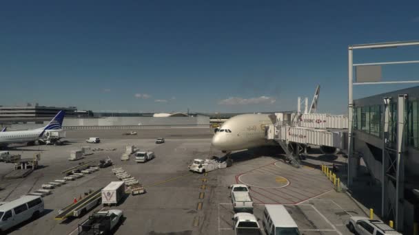 NUEVA YORK, EE.UU. - 18 DE ABRIL DE 2017: Etihad Airways Airbus A380-800 en el aeropuerto JFK . — Vídeo de stock