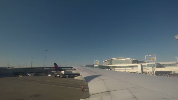 NUEVA YORK, EE.UU. - 18 DE ABRIL DE 2017: Terminal del aeropuerto de JFK y vista de la pista . — Vídeo de stock