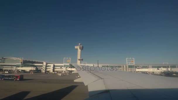 New york, usa - 18. april 2017: jfk flughafen terminal und landebahn blick. — Stockvideo