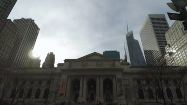 New York, Amerika Birleşik Devletleri - 14 Nisan 2017: New York Halk Kütüphanesi ana dal cephe.