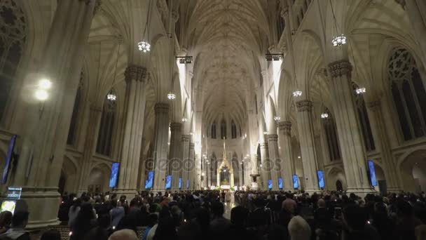 NEW YORK, USA - 16 APRILE 2017: Cattedrale di St. Patricks con persone durante la messa . — Video Stock