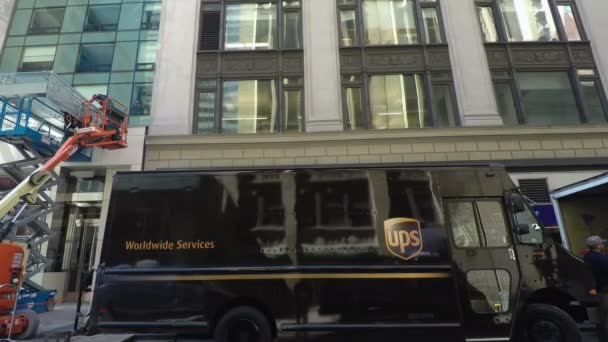 Neew York, Amerika Birleşik Devletleri - 18 Nisan 2017: A Ups van paketleri teslim bir sokakta park edilmiş. — Stok video