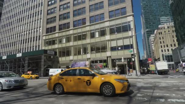 NEW YORK, USA - APRIL 18 2017: Yellow NYC taxi in the streets of New York City. — Stock Video