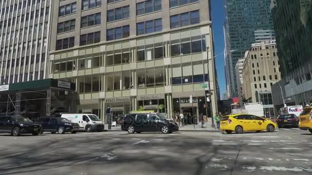 New York, Verenigde Staten - April 18 2017: Gele Nyc taxi's in de straten van New York City. — Stockvideo