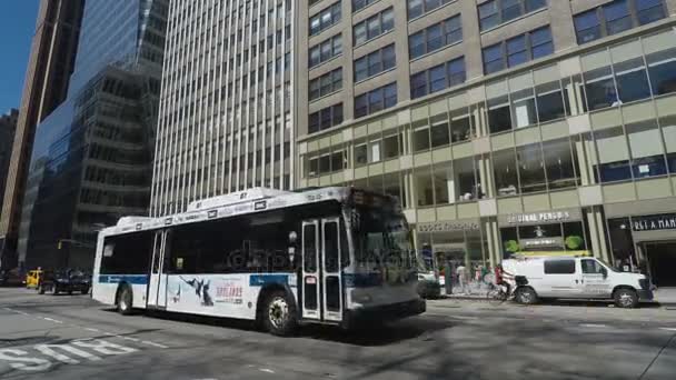 Нью-Йорк, США — 18 квітня 2017 року: Таксі і міські автобуси на вулицях Нью-Йорк. — стокове відео