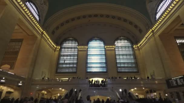 НЬЮ-ЙОРК, США - 13 апреля 2017 года: Пассажиры на Центральном вокзале . — стоковое видео