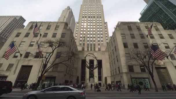 NUEVA YORK, EE.UU. - 13 DE ABRIL DE 2017: Vista al Rockefeller Center con estatua y banderas . — Vídeos de Stock