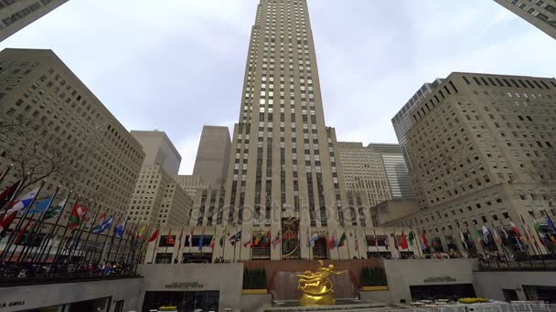 New York, Verenigde Staten - April 13 2017: Concourse bij Rockefeller Center externe weergave. — Stockvideo