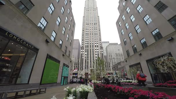 NEW YORK, USA - 13 APRILE 2017: Vista giornaliera del Rockefeller Center Channel Gardens . — Video Stock